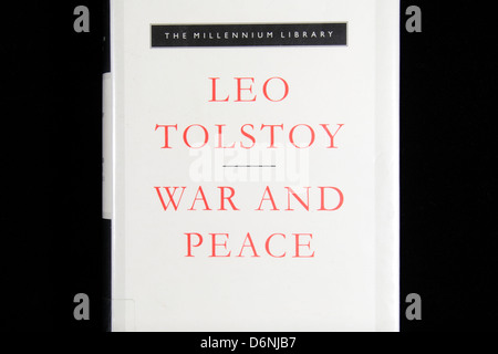 Coperchio anteriore di una copia di 'Guerra e pace da Leo Tolstoy. Foto Stock