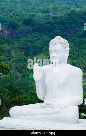 Il Grande Buddha seduto a Mihintale, Sri Lanka, Asia Foto Stock