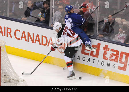 Aprile 22, 2013 - Toronto, Ontario, Canada - 15 Aprile 2013 - Toronto, Ontario, Canada - 15 Aprile 2013 Toronto, Ont. Devils C Adam Henrique (14) urti Toronto RW Colton Orr (28) off il puck durante il gioco tra New Jersey Devils e Toronto Maple Leafs a Air Canada Centre on April 15, 2013 a Toronto, Ont. Toronto ha vinto 2-0....Gerry Angus/CSM Foto Stock