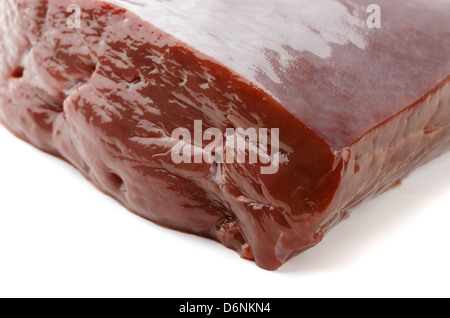 Carne di manzo crudo fegato isolato su bianco Foto Stock