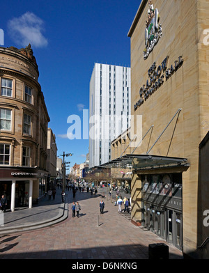 Vista lungo Sauchiehall Street verso Premier Inn edificio dalle scale al Glasgow Concert Hall ingresso. Foto Stock