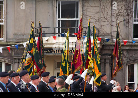 Wimborne, Dorset UK. Xxi Aprile, 2013. I fucili a canna rigata, guidato dalla banda di fucili, sfilano per le strade di Wimborne nel Dorset, 3 anni dopo essere stato dato la libertà della città. I fucili sono stati concessi l'onore nel 2010 grazie all'allora sindaco consigliere John Burden chi è il sindaco che serve per l'evento. La libertà di Wimborne è stato offerto alle forze dopo Rifleman Phil Allen è stato ucciso nella provincia di Helmand, in Afghanistan il 7 novembre 2009 a vent'anni. Foto Stock