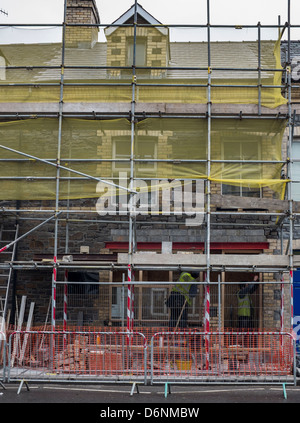 Ponteggio su una casa in fase di ristrutturazione come parte di un rinnovamento urbano regime di rigenerazione Aberystwyth Wales UK Foto Stock