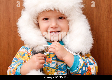 Ritratto di bambina in grande bianco inverno hat Foto Stock