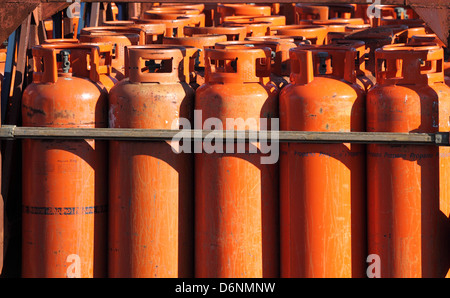 Grande il gas propano bottiglie in corrispondenza della stazione di riempimento Foto Stock