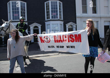 Brighton, Regno Unito. Xxi Aprile, 2013. Anti-fascisti manifestanti radunati presso il molo per la linea della rotta e tentare di ruotare indietro la destra nazionalista 'Marco per l'Inghilterra.' Anti-fascisti dimostranti presso la dimostrazione contro la difesa inglese e campionato di marzo di Inghilterra. (Immagine di credito: credito: Medyan Dairieh/ZUMAPRESS.com/Alamy Live News) Foto Stock