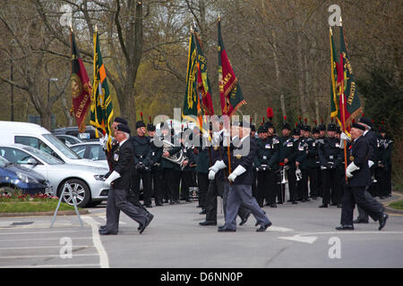 Wimborne, Dorset UK. Xxi Aprile, 2013. I fucili a canna rigata, guidato dalla banda di fucili, sfilano per le strade di Wimborne nel Dorset, 3 anni dopo essere stato dato la libertà della città. I fucili sono stati concessi l'onore nel 2010 grazie all'allora sindaco consigliere John Burden chi è il sindaco che serve per l'evento. La libertà di Wimborne è stato offerto alle forze dopo Rifleman Phil Allen è stato ucciso nella provincia di Helmand, in Afghanistan il 7 novembre 2009 a vent'anni. Foto Stock