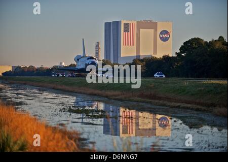 Nov. 2, 2012 - Titusville, Florida, Stati Uniti - Lo Space Shuttle Atlantis viaggi a dieci miglia di strada sul trasportatore cingolato passato il gruppo di veicoli Edificio, al Kennedy Space Center al suo ultimo luogo di riposo al Kennedy Space Center Visitor Center di Titusville, Fla. (credito Immagine: © MARIA F. Calvert/ZUMAPRESS.com) Foto Stock