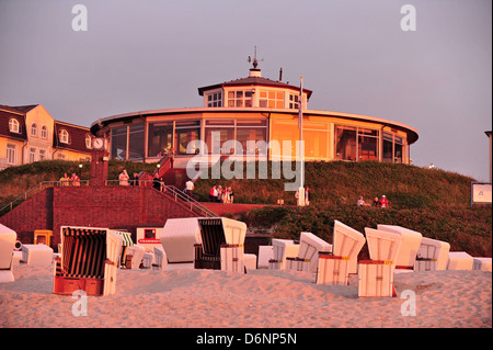 Wangerooge, Germania, budino Cafe sul lungomare al tramonto Foto Stock