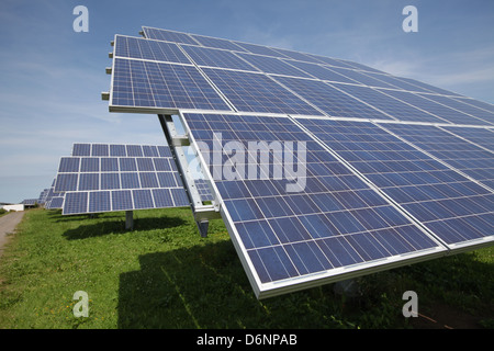 Nordhackstedt, Germania, fattoria solare costituito da sistemi di tracciamento Foto Stock