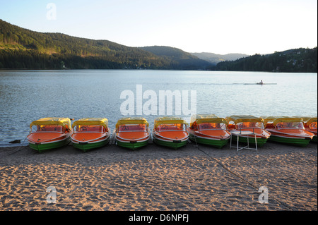 Titisee-Neustadt, Germania, noleggio barche sul lago Titisee Foto Stock