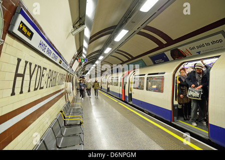 Il treno sulla piattaforma ad Hyde Park Corner, Stazione della metropolitana di Knightsbridge, Westminster, London, England, Regno Unito Foto Stock