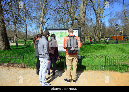 Persone che guardano la cartina del parco, Hyde Park City of Westminster, London, Greater London, England, Regno Unito Foto Stock