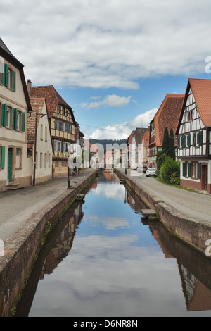 Wissembourg, Francia, Fachwerkhaeuser e il fiume Lauter in Wissembourg Foto Stock