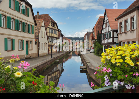 Wissembourg, Francia, Fachwerkhaeuser e il fiume Lauter in Wissembourg Foto Stock