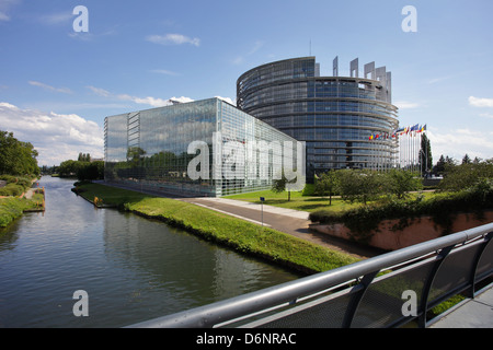 Strasburgo, Francia, vista sul fiume Ill sulla sede del Parlamento europeo Foto Stock