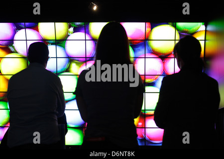Berlino, Germania, i visitatori alla IFA davanti a una parete di monitor Foto Stock
