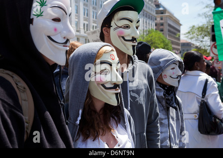 Un gruppo di persone che indossano Guy Fawkes maschere in un rally Foto Stock
