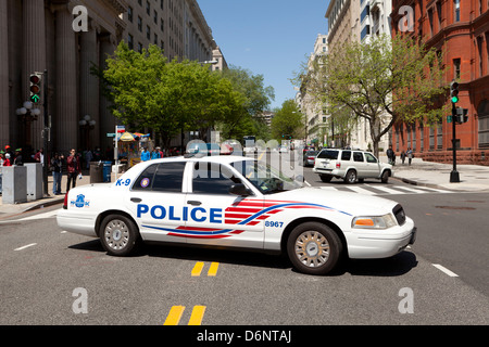 Auto della polizia blocca il traffico della strada - Washington DC, Stati Uniti d'America Foto Stock