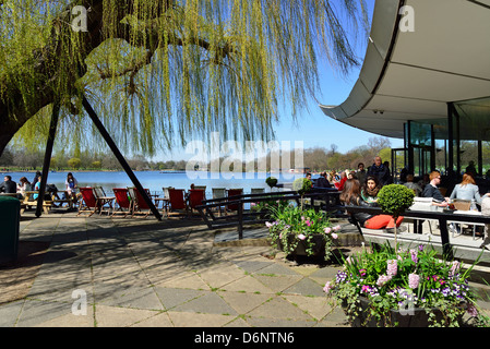 Serpentine Bar & Cucina attraverso la serpentina, Hyde Park City of Westminster, Londra, Inghilterra, Regno Unito Foto Stock