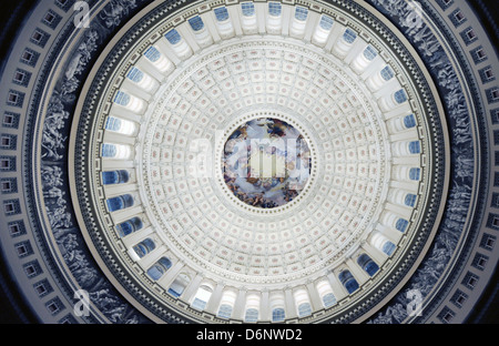 Affresco dipinto sulla parte interna del Capitol duomo intitolato "L'Apoteosi di Washington,' dipinta da Constantino Brumidi 1865, Foto Stock