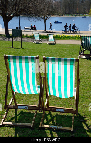 Sedie a sdraio dalla serpentina in primavera, Hyde Park, City of Westminster, London, Greater London, England, Regno Unito Foto Stock