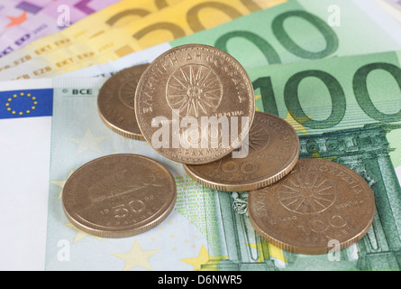 Berlino, Germania, le banconote in euro e ex dracma greca delle monete in euro Foto Stock