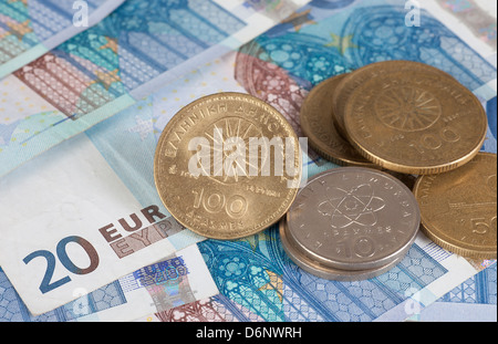 Berlino, Germania, le banconote in euro e ex dracma greca delle monete in euro Foto Stock