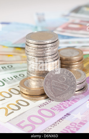 Berlino, Germania, le banconote in euro, Euromuenzen ed ex 5 scellino-coin Foto Stock