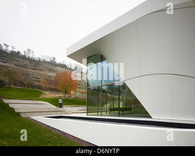 Haus am Weinberg, Stoccarda, Germania. Architetto: Studio DELLE NAZIONI UNITE, 2011. Dettaglio della curva, tutto bianco struttura in calcestruzzo con angolo gla Foto Stock