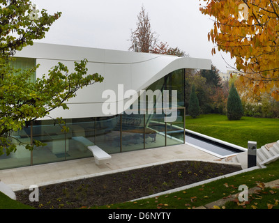 Haus am Weinberg, Stoccarda, Germania. Architetto: Studio DELLE NAZIONI UNITE, 2011. Curve, tutto bianco struttura in cemento con vetri di angolo e l Foto Stock