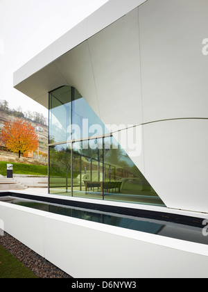 Haus am Weinberg, Stoccarda, Germania. Architetto: Studio DELLE NAZIONI UNITE, 2011. Dettaglio della curva, tutto bianco struttura in calcestruzzo con angolo gla Foto Stock