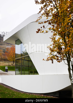 Haus am Weinberg, Stoccarda, Germania. Architetto: Studio DELLE NAZIONI UNITE, 2011. Dettaglio della curva, tutto bianco struttura in calcestruzzo con angolo gla Foto Stock