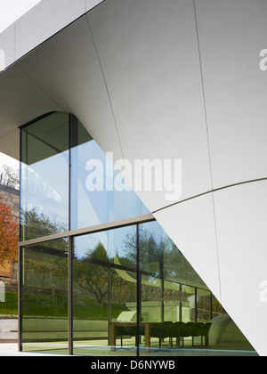 Haus am Weinberg, Stoccarda, Germania. Architetto: Studio DELLE NAZIONI UNITE, 2011. Dettaglio della curva, tutto bianco struttura in calcestruzzo con angolo gla Foto Stock