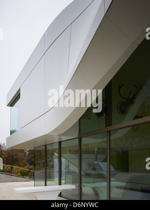 Haus am Weinberg, Stoccarda, Germania. Architetto: Studio DELLE NAZIONI UNITE, 2011. Tutto bianco, curva struttura in cemento con vetri di angolo. Foto Stock