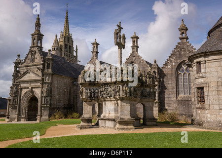 La chiesa e il calvario, Guimiliau (29400), Brittany, Francia. Foto Stock