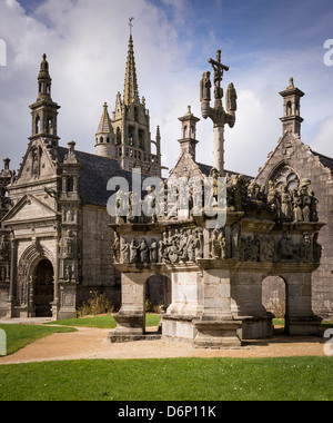 La chiesa e il calvario, Guimiliau (29400), Brittany, Francia. Foto Stock