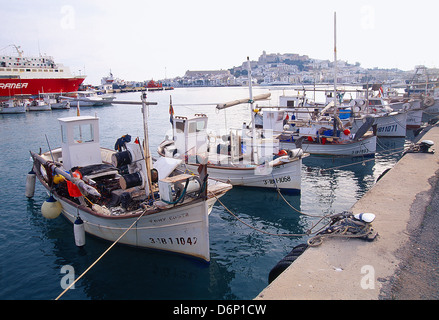 Barche da pesca in porto. Ibiza, Isole Baleari, Spagna. Foto Stock