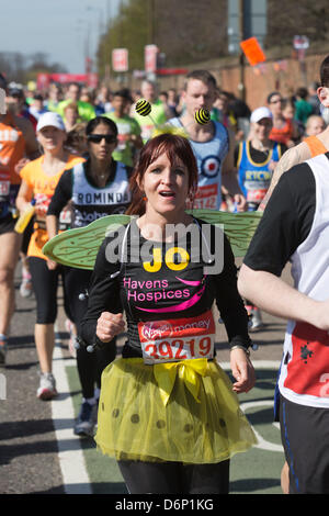 Greenwich, Londra, Regno Unito. Xxi Aprile, 2013. Corridori della maratona su Shooters Hill, Greenwich, alla VIRGIN LONDON MARATHON 2013. Foto: Nick Savage/Alamy Live News Foto Stock