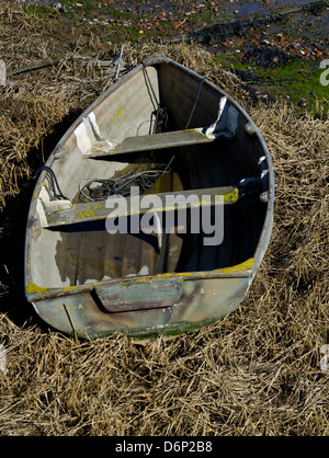 una vecchia barca a remi in legno abbandonata è partita per marcire nel regno unito Foto Stock