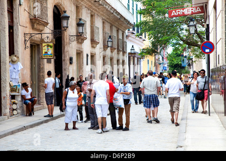 Cittadini e turisti a camminare per le strade di Habana vieja. Città cubane di l'Avana, La Habana, Cuba, Sud America, America Latina Foto Stock