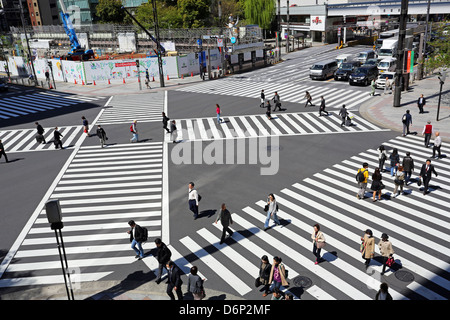 Giapponese street scene che mostrano una folla di persone che attraversano la strada a un attraversamento pedonale a Ginza, Tokyo, Giappone Foto Stock