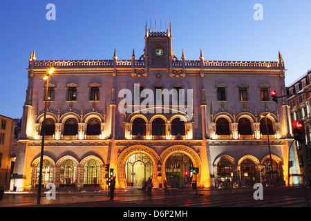 La facciata Neo-Manueline di Rossio stazione ferroviaria, di notte, nel quartiere di Baixa di Lisbona, Portogallo, Europa Foto Stock