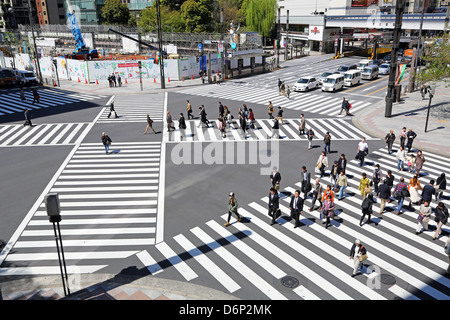 Giapponese street scene che mostrano una folla di persone che attraversano la strada a un attraversamento pedonale a Ginza, Tokyo, Giappone Foto Stock