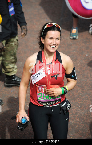 Susanna Reid alla Virgin London Marathon finire il 21/04/2013 presso il centro commerciale di Londra. Persone nella foto: Susanna Reid. Foto di Julie Edwards Foto Stock