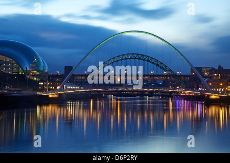 Gateshead Quays con Sage Gateshead e Millennium Bridge di notte, Tyne and Wear, England, Regno Unito, Europa Foto Stock