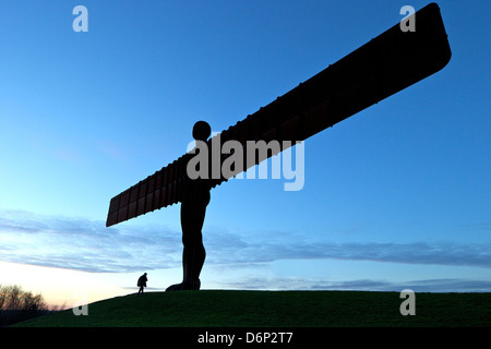 Angelo del Nord di Antony Gormley, eretta 1998, Gateshead, Tyne and Wear, England, Regno Unito, Europa Foto Stock