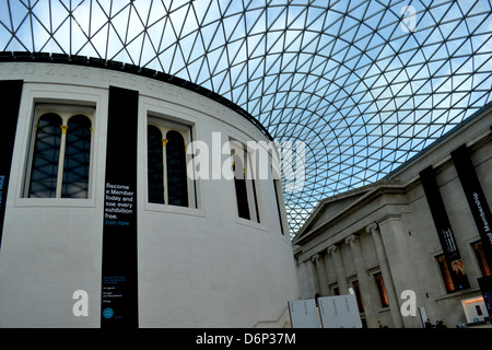 British Museum Grande Corte, la più grande coperta pubblica piazza in Europa. Un piano orizzontale di immagine del tamburo centrale, vetro del tetto interno e la facciata classica Foto Stock