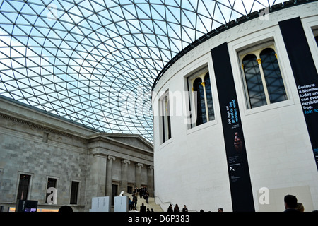 British Museum Grande Corte, la più grande coperta pubblica piazza in Europa. Un piano orizzontale di immagine del tamburo centrale, vetro del tetto interno e una facciata classica. Foto Stock