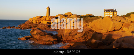 Pointe de Squewel e significa Ruz Lighthouse, uomini Ruz, Obala house, Ploumanach, Cotes d'Armor Bretagna, Francia Foto Stock